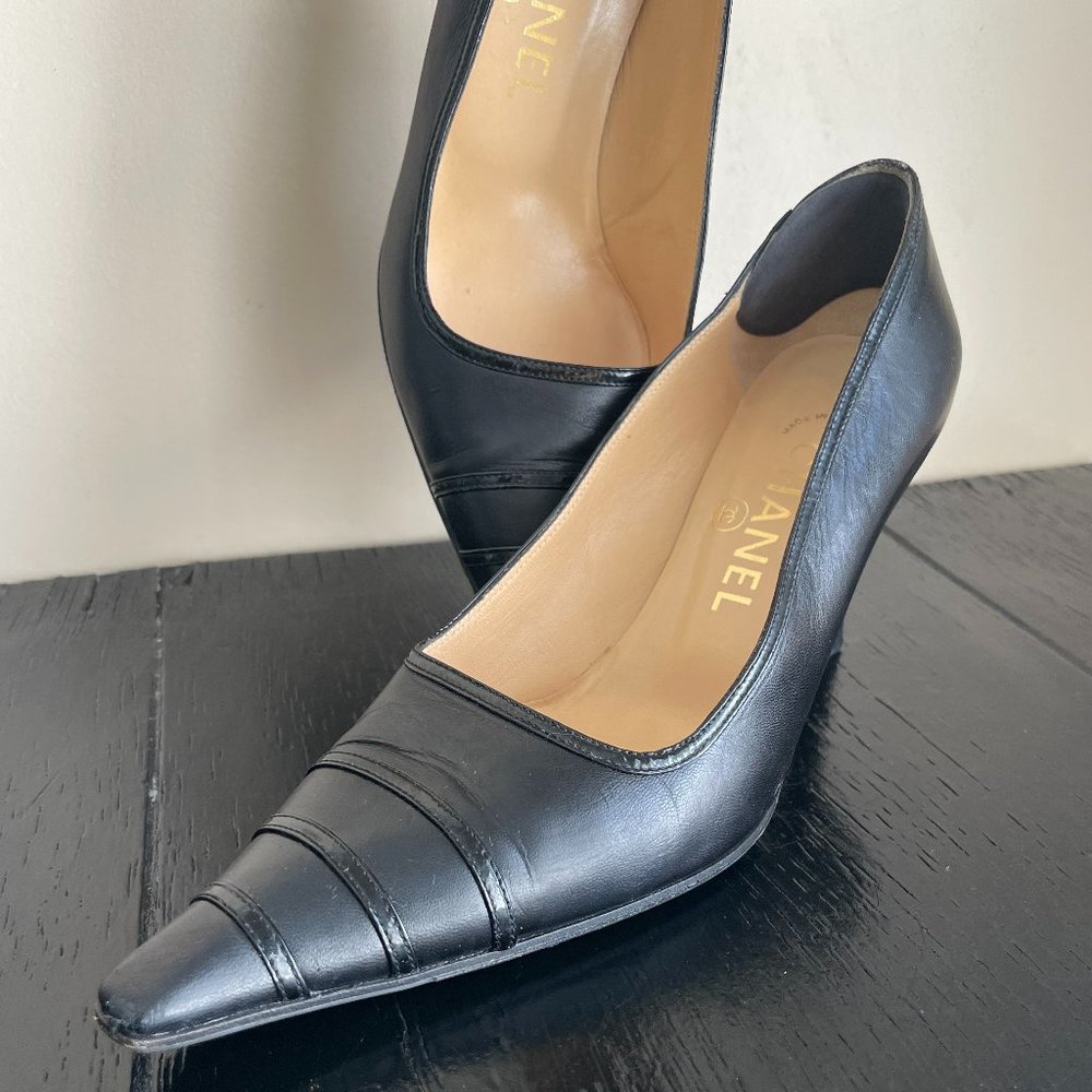 VTG Chanel Black Pumps Heels Leather 37 7 735 CC Pointed Striped 6.5 - Picture 7 of 11